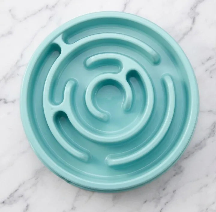 gamelle anti glouton bleu  classique sur une table en marbre