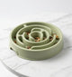 gamelle anti glouton vert classique sur une table en marbre